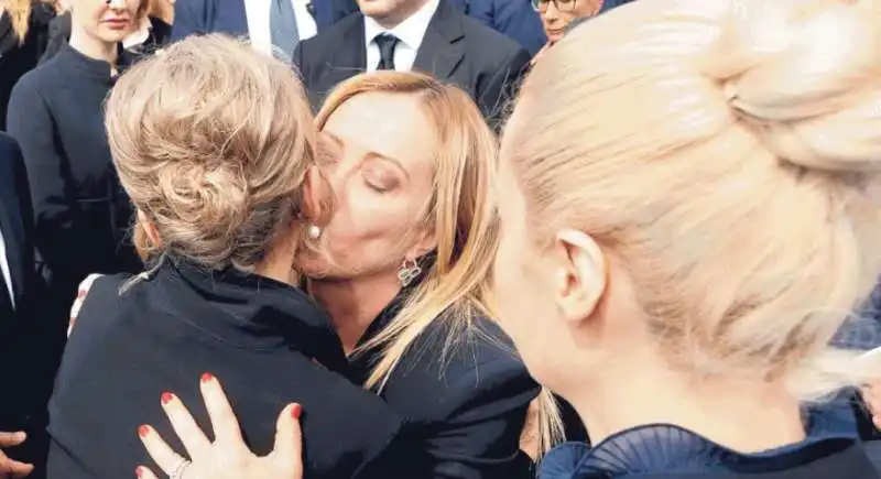 IL BACIO TRA GIORGIA MELONI E MARINA BERLUSCONI - MARTA FASCINA