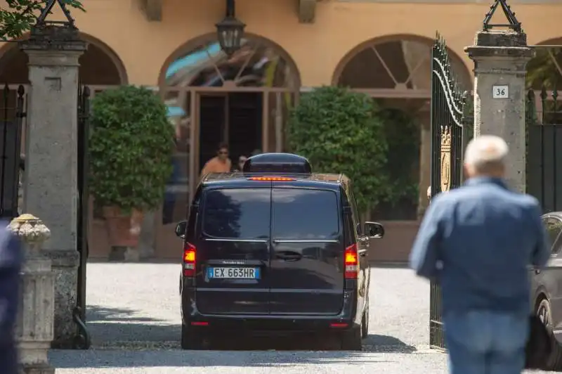 il FERETRO di silvio berlusconi viene portato nella sua villa di arcore 11