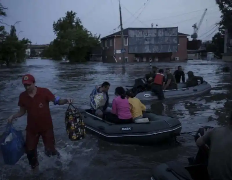 il crollo della diga nova kakhovka sul fiume dnipro 7