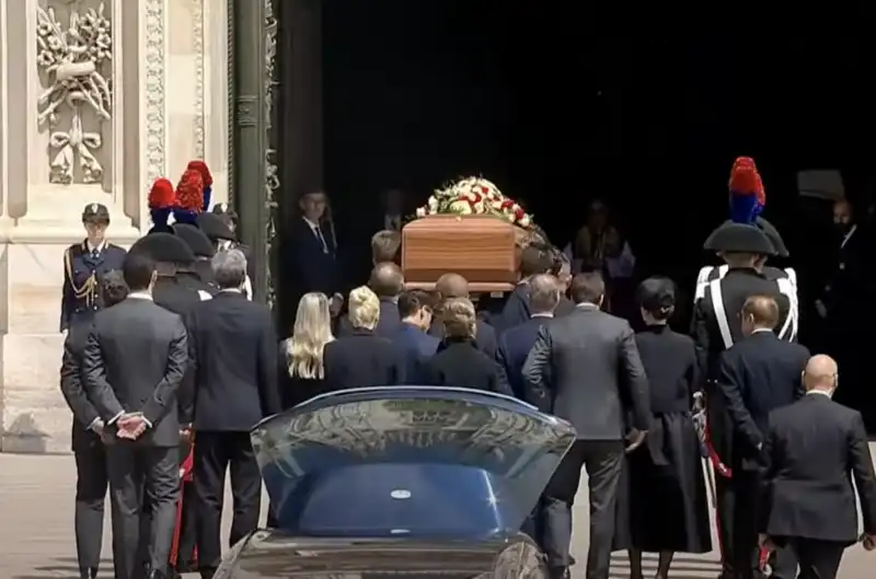 il feretro di silvio berlusconi entra nel duomo di milano