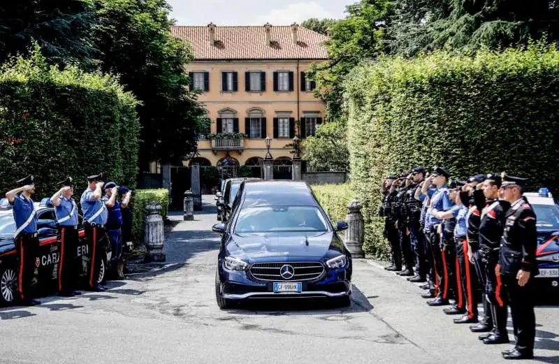 il feretro di silvio berlusconi lascia villa san martino ad arcore 