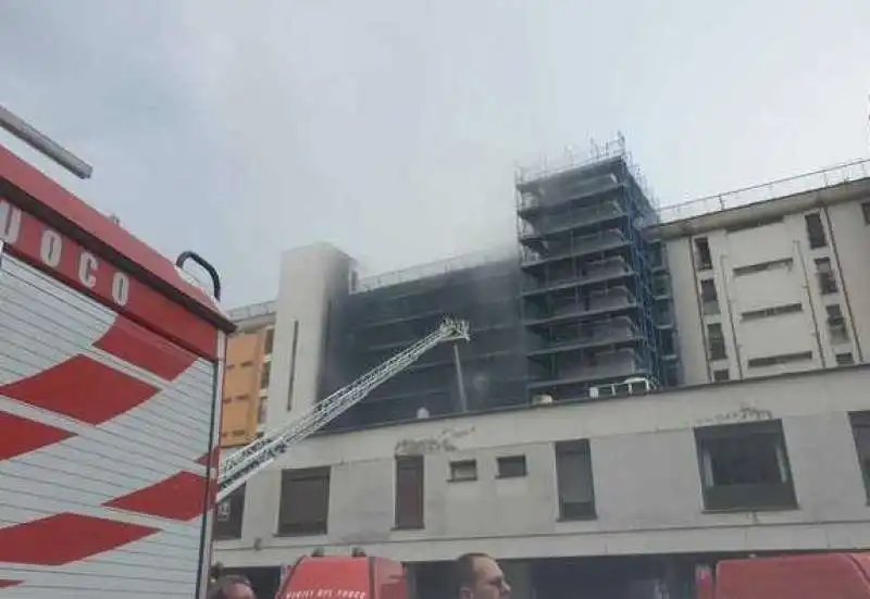 incendio in un palazzo di colli aniene a roma   4