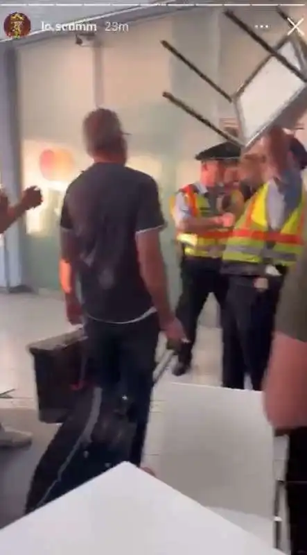 l'arbitro anthony taylor insultato dai tifosi romanisti all'aeroporto di budapest   1