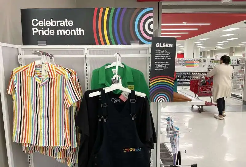 la linea di prodotti Pride month di target 