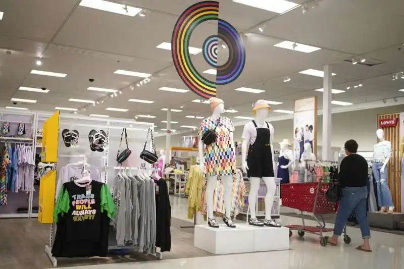 la linea di prodotti Pride month di target 