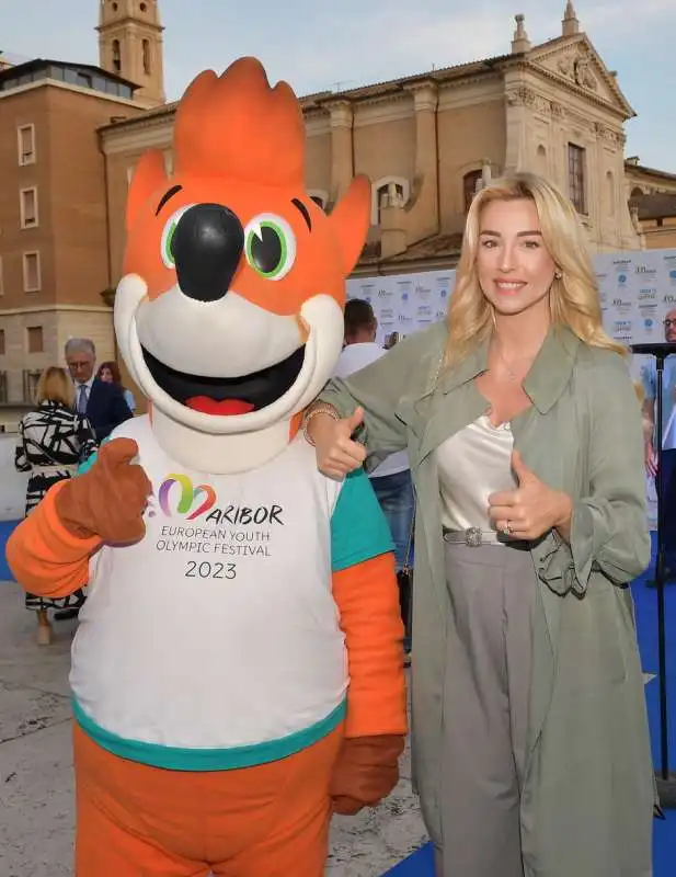 la vicepresidente del coni silvia salis con la mascotte foksi  foto di bacco