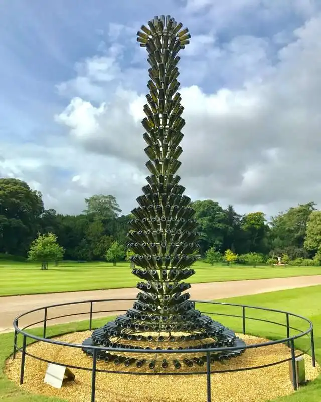 lampada scultura di joana vasconcelos – candlestick made of magnum bottles 03