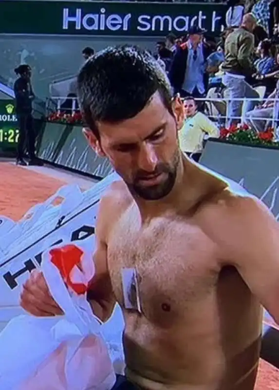 lo strano bottoncino sul petto di novak djokovic al roland garros