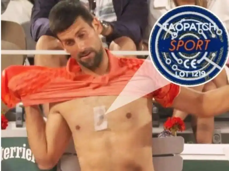 lo strano bottoncino sul petto di novak djokovic al roland garros.  