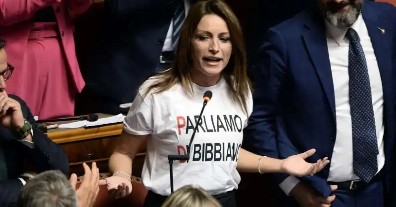 lucia borgonzoni in aula con la maglietta parliamo di bibbiano