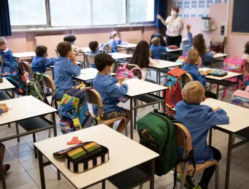 MAESTRA FA CANTARE CORO CONTRO JUVE A SCUOLA 2