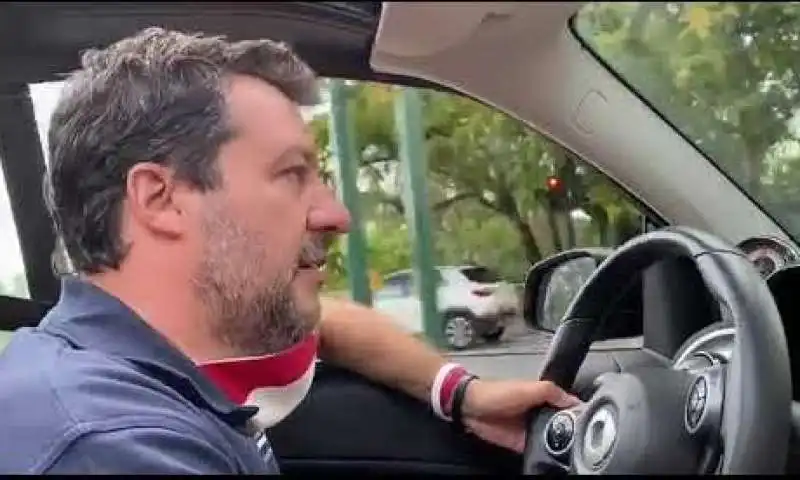 MATTEO SALVINI AL VOLANTE