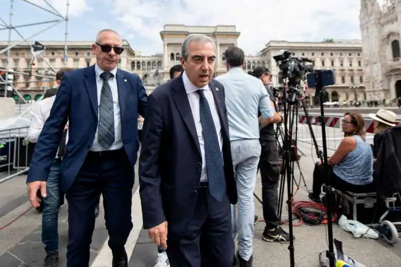 maurizio gasparri arriva ai funerali di silvio berlusconi 