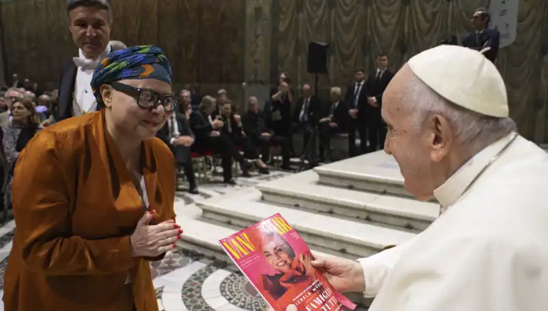 MICHELA MURGIA REGALA UNA COPIA DI VANITY FAIR A PAPA FRANCESCO