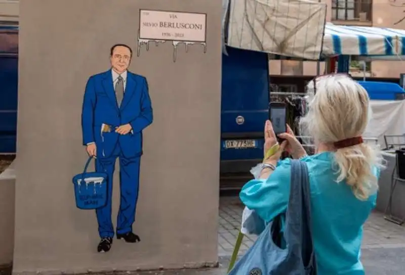 MURALES DI SILVIO BERLUSCONI A VIA VOLTURNO