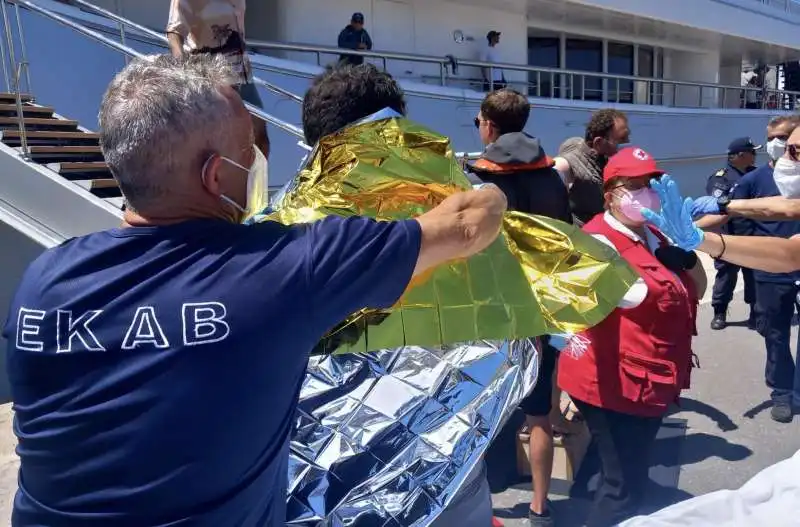 naufragio di un barcone di migranti a pylos, in grecia   1