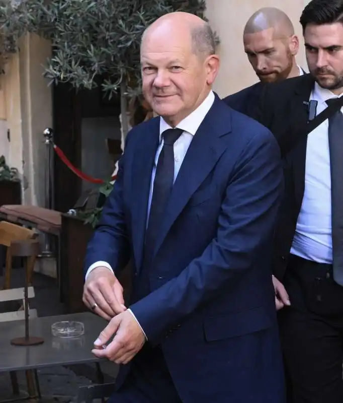 olaf scholz in un bar di piazza di pietra a roma   1