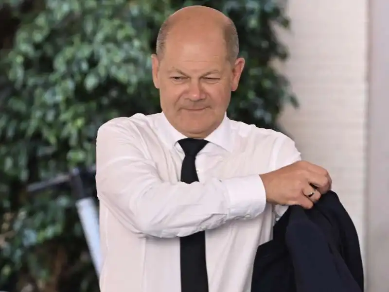 olaf scholz in un bar di piazza di pietra a roma   2