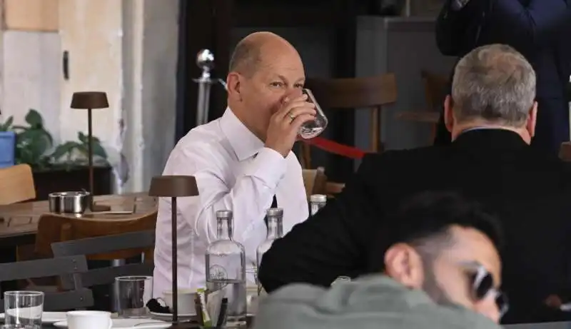 olaf scholz in un bar di piazza di pietra a roma   3