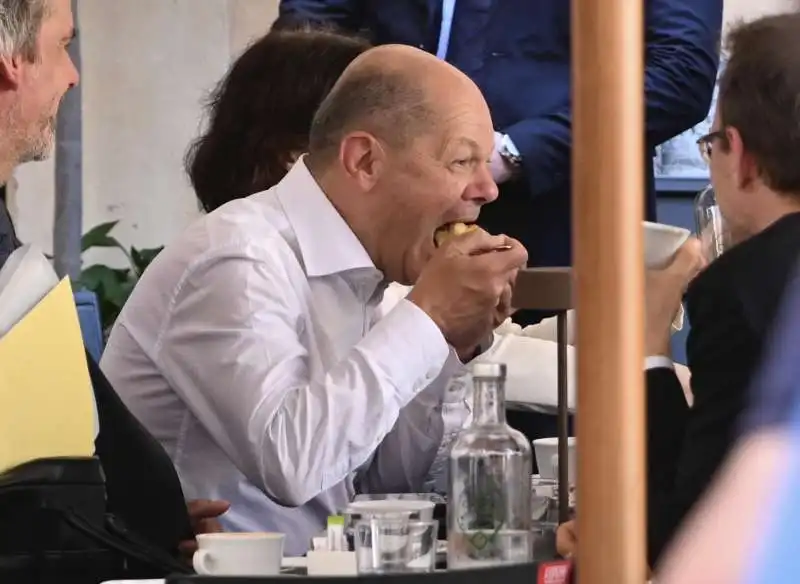 olaf scholz in un bar di piazza di pietra a roma   4