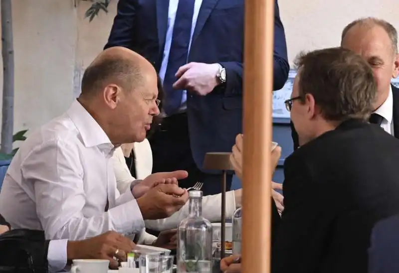 olaf scholz in un bar di piazza di pietra a roma   8