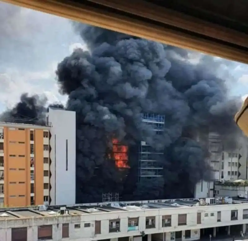 PALAZZO IN FIAMME A COLLI ANIENE - ROMA