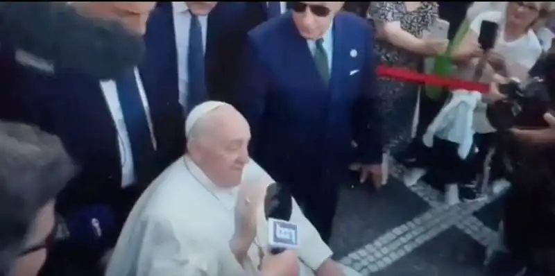 papa francesco scansa il microfono del tg1 all'uscita del gemelli