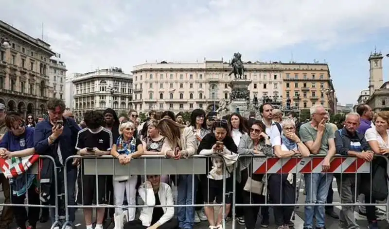 persone in piazza duomo   funerali di silvio berlusconi  