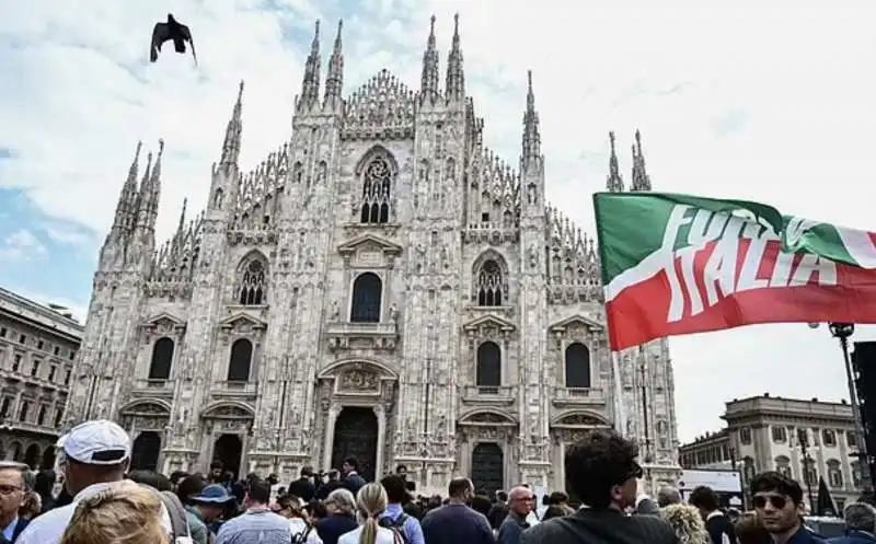 piazza duomo   funerali silvio berlusconi 