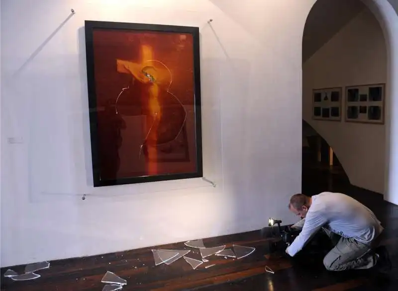 piss christ di andres serrano vandalizzata 