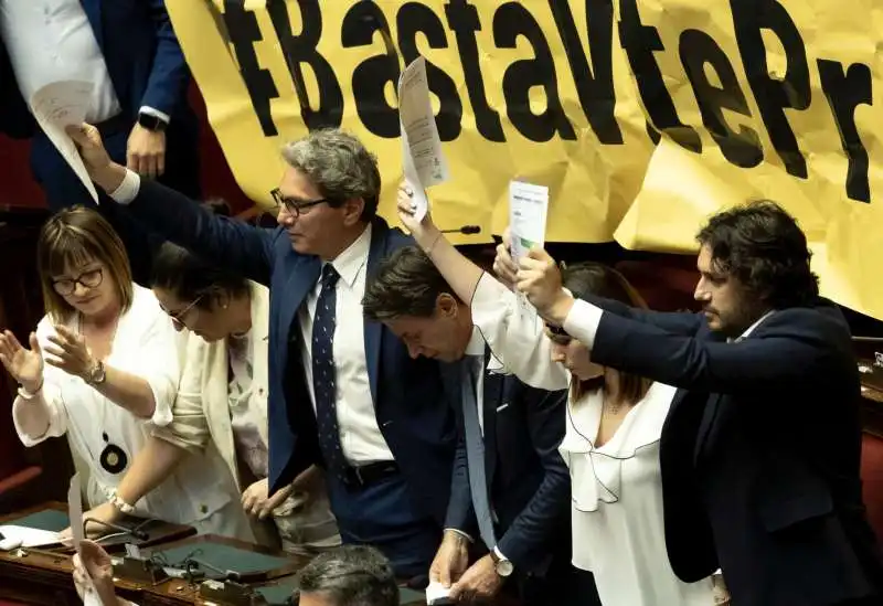 protesta del m5s contro il decreto lavoro   2