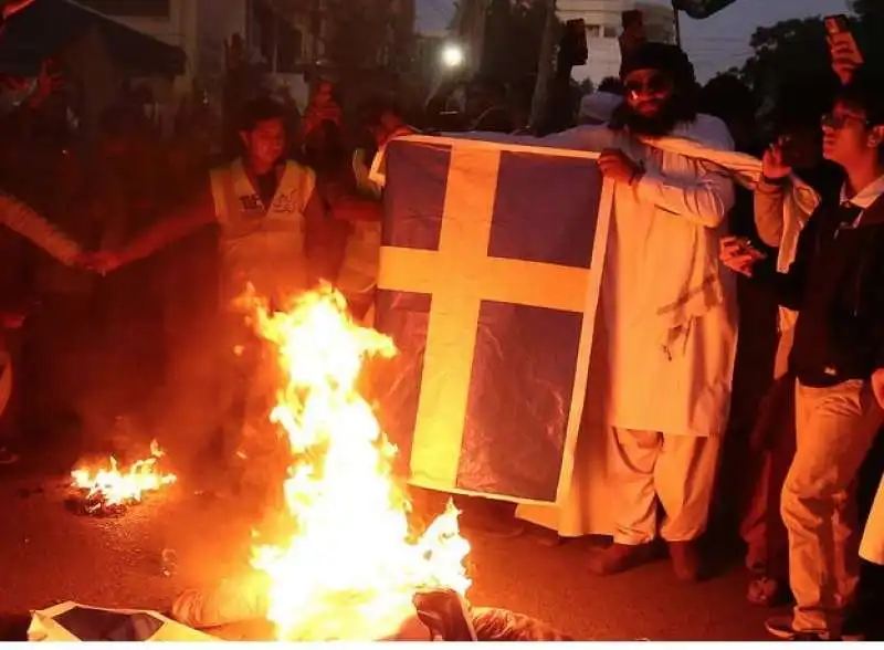 proteste per il rogo del corano in svezia 