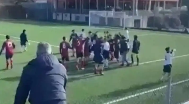 RISSA DURANTE UNA PARTITA DI CALCIO TRA BAMBINI