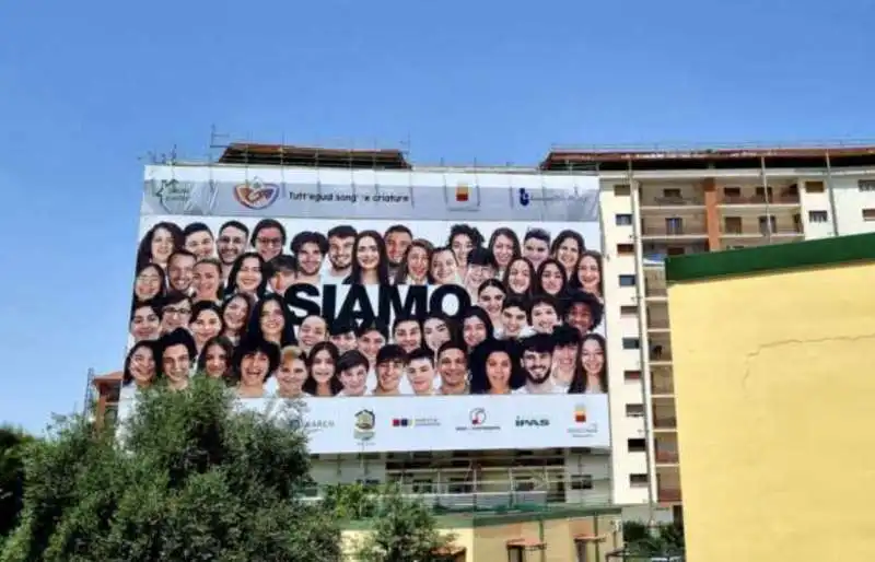 ristrutturazione di smean energy a scampia con le foto di oliviero toscani  