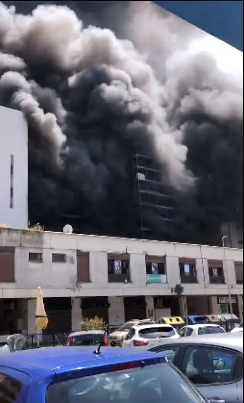 roma   palazzo in fiamme a colli aniene   6