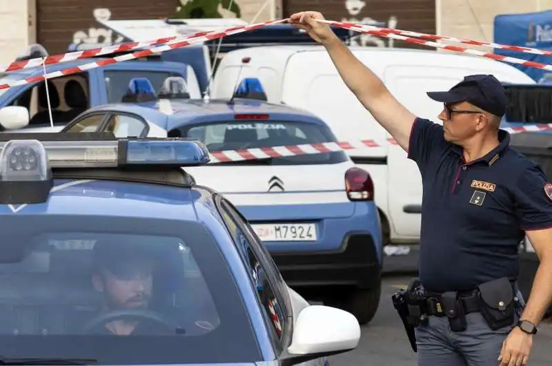 roma primavalle   rilievi della polizia sul luogo del ritrovamento di un cadavere in un cassonetto   8