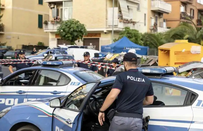 roma primavalle   rilievi della polizia sul luogo del ritrovamento di un cadavere in un cassonetto   6