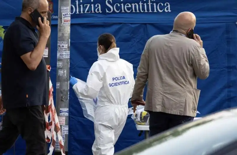 roma primavalle   rilievi della polizia sul luogo del ritrovamento di un cadavere in un cassonetto   5