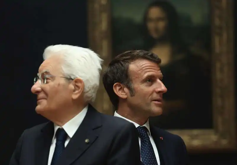 sergio mattarella con  emmanuel macron al louvre  davanti alla gioconda 