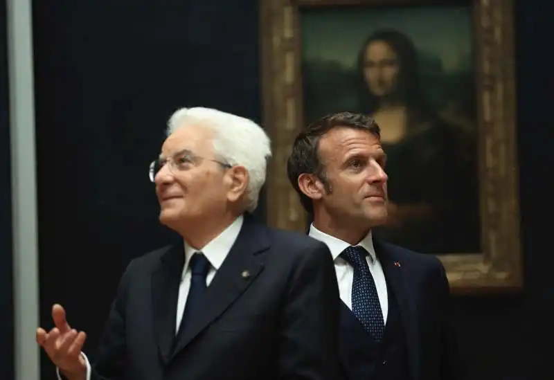 sergio mattarella con  emmanuel macron al louvre  davanti alla gioconda  