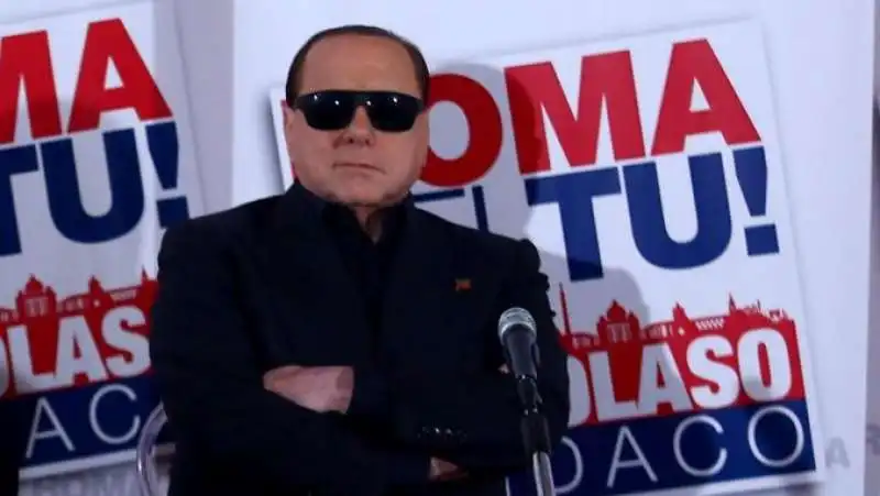 silvio berlusconi con gli occhiali da sole 