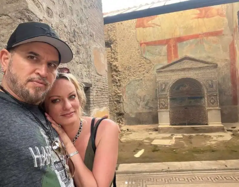 stormy daniels e il marito a pompei 