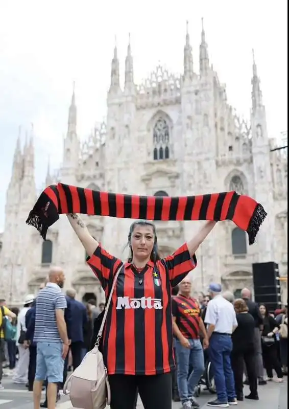 tifosa del milan in piazza duomo   funerali silvio berlusconi 