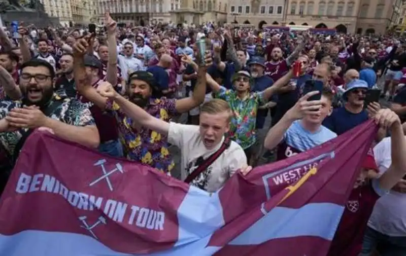 tifosi del west ham a praga 