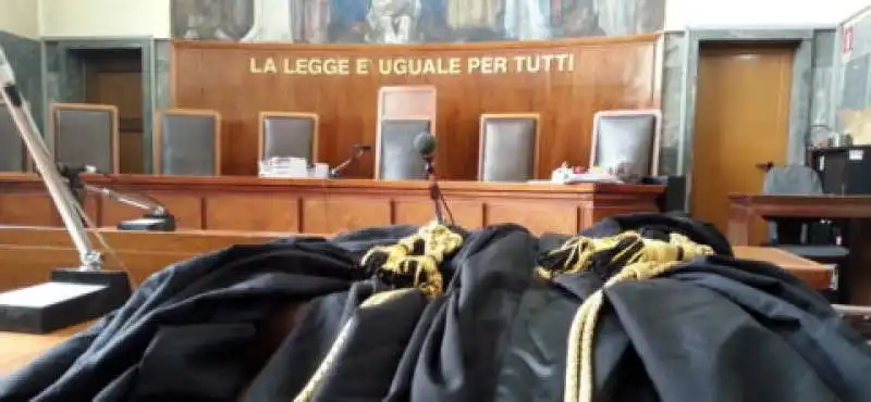 Toghe in un'aula di tribunale