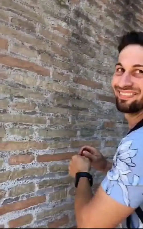 turista scrive il nome della fidanzata sul muro del colosseo