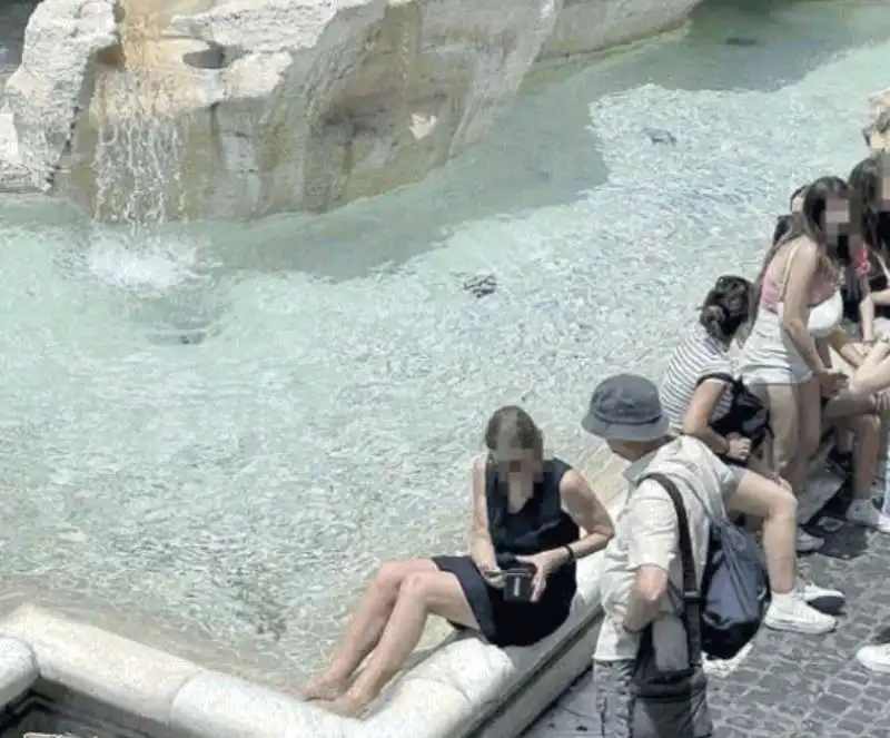 turisti fontana di trevi. 