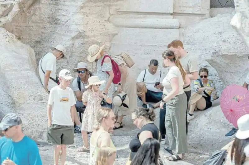 turisti fontana di trevi.