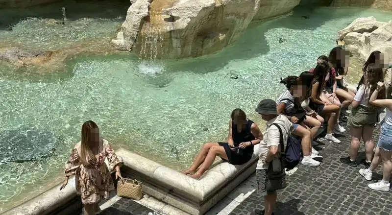 turisti fontana di trevi degrado