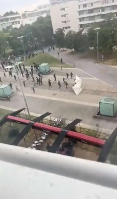 UOMO MANGIA UN PANINO NEL MEZZO DELLE PROTESTE IN FRANCIA  